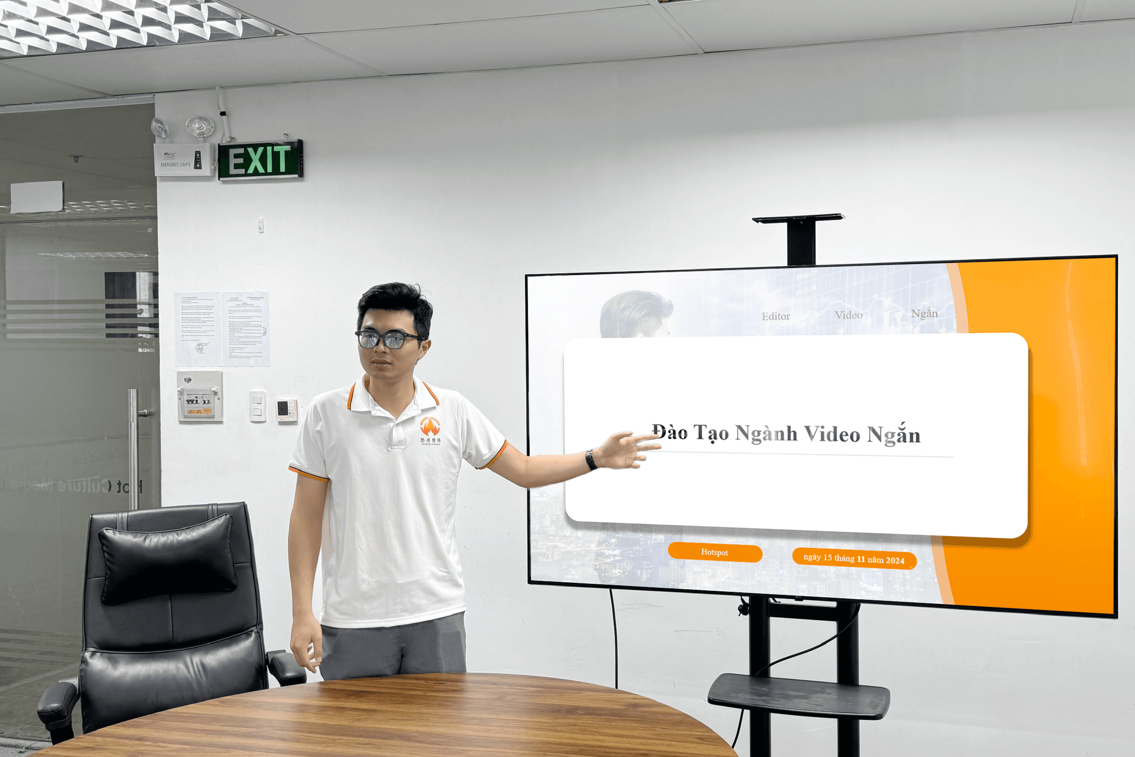 Diễn giả Trần Hữu Duy đang đào tạo video ngắn