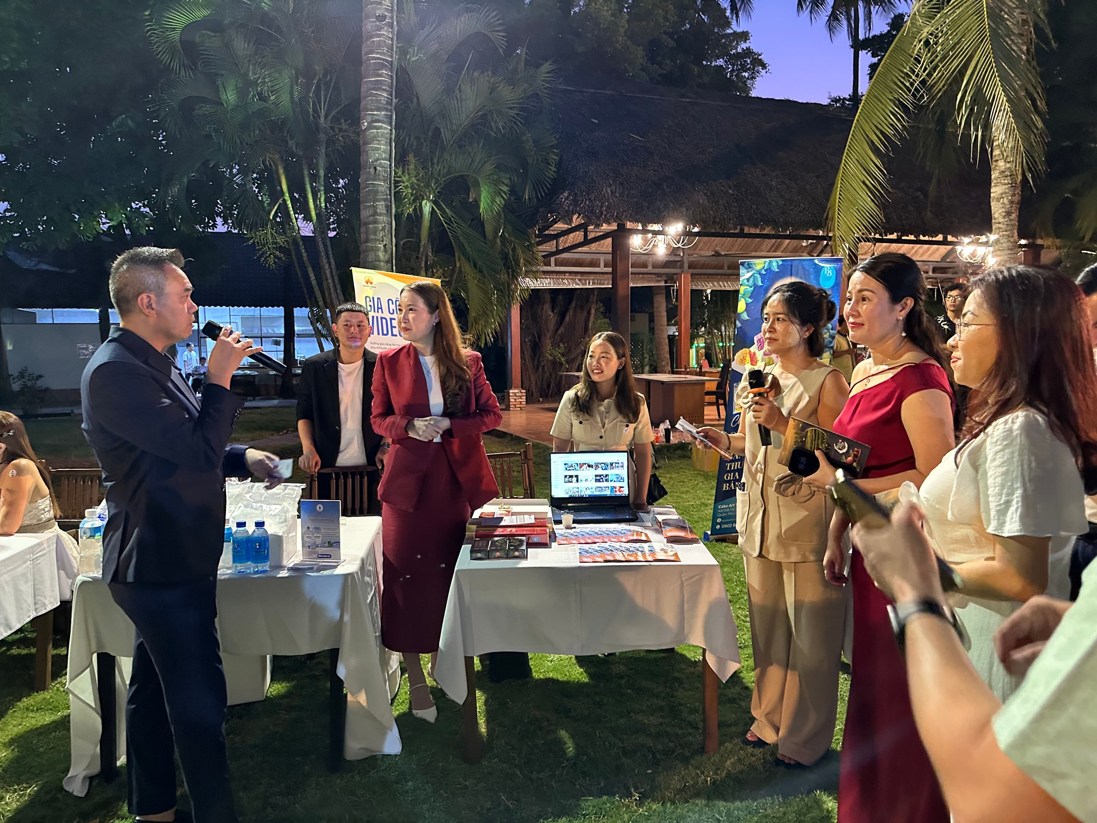 Hotspot Matrix speakers are sharing information with members of the Entrepreneurs Club