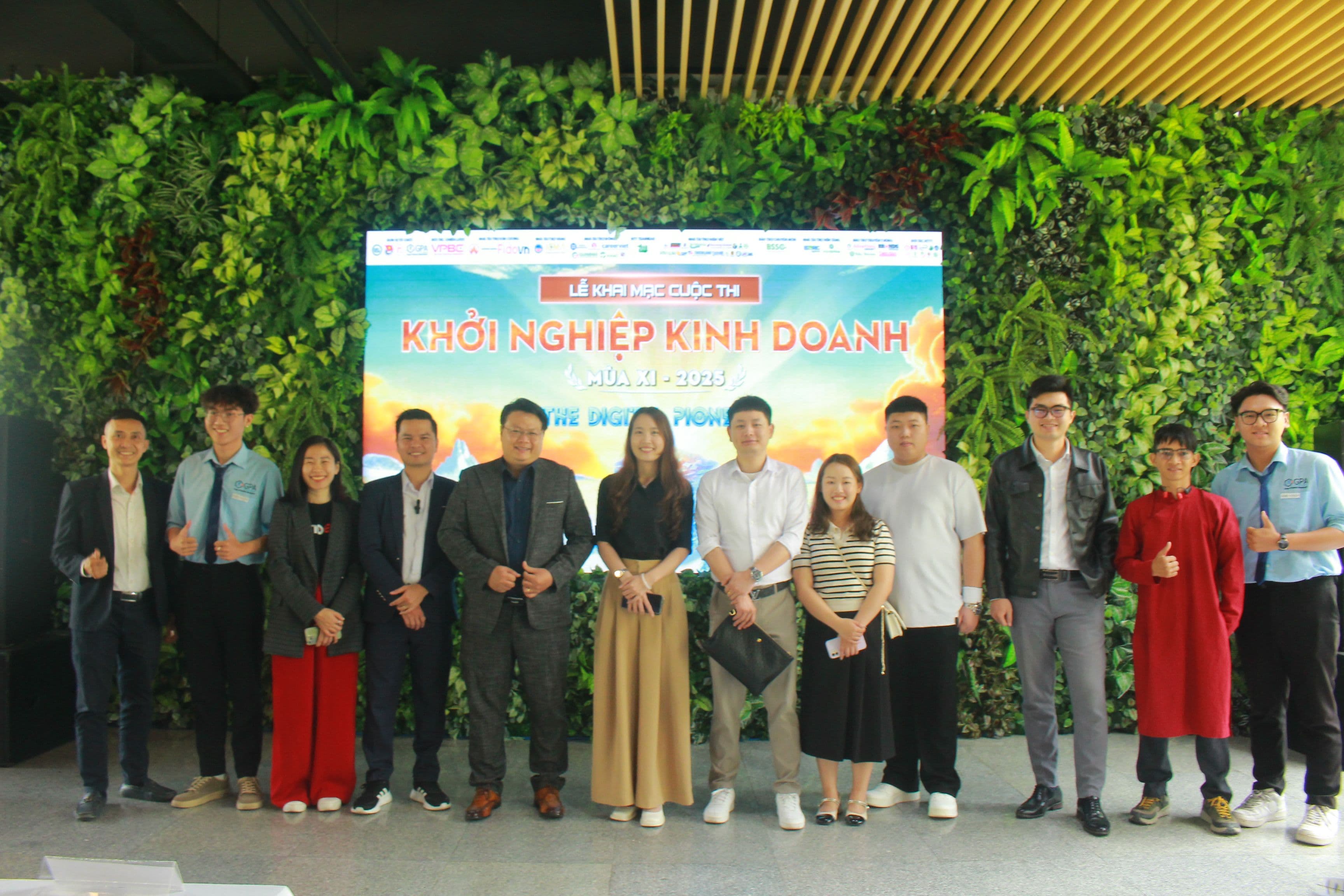 Ban lãnh đạo công ty tham dự lễ khai mạc cuộc thi khởi nghiệp