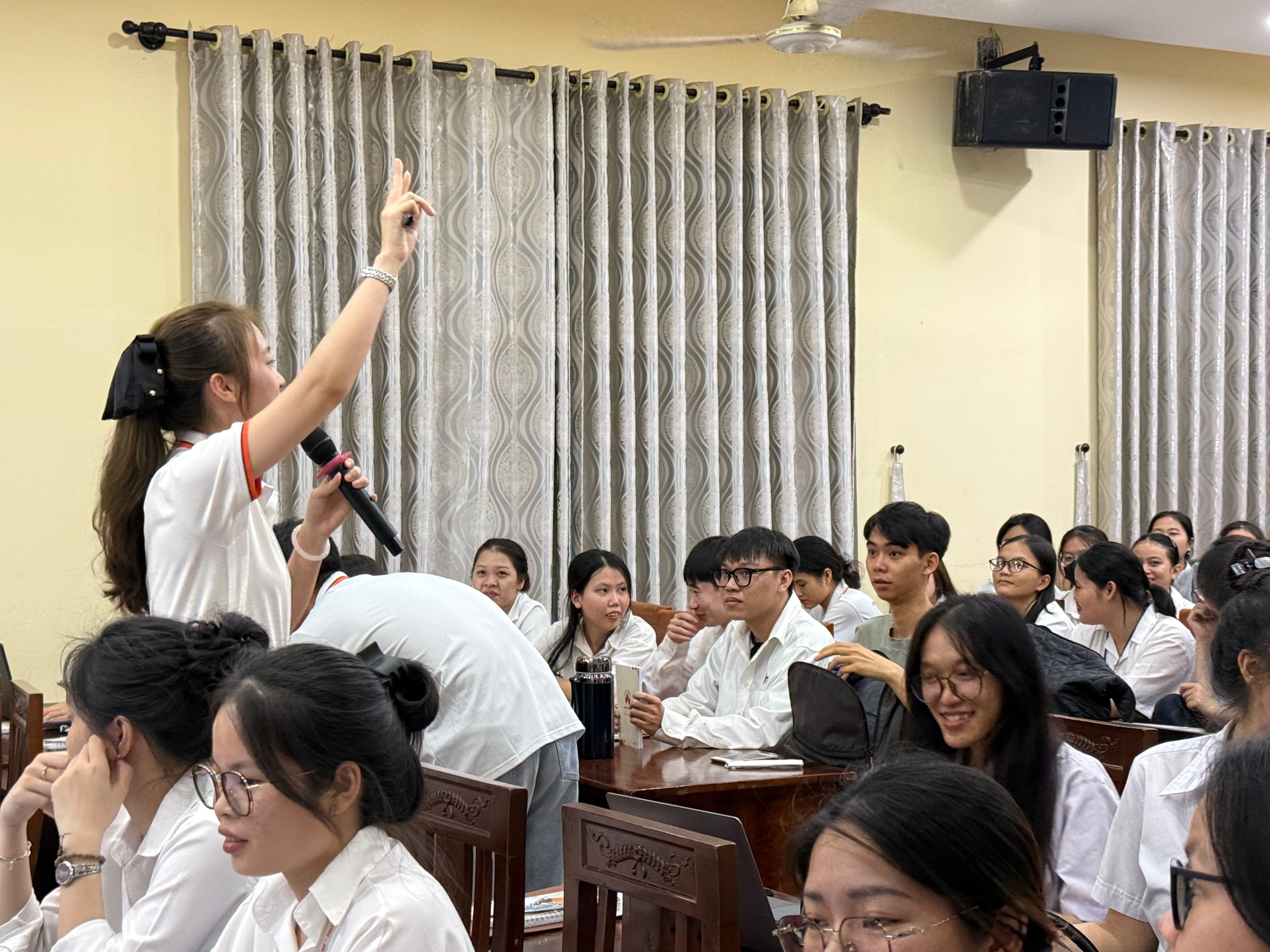 Đại diện công ty Hotspot giao lưu hỏi đáp cùng các bạn sinh viên trường đại học lao động - xã hội