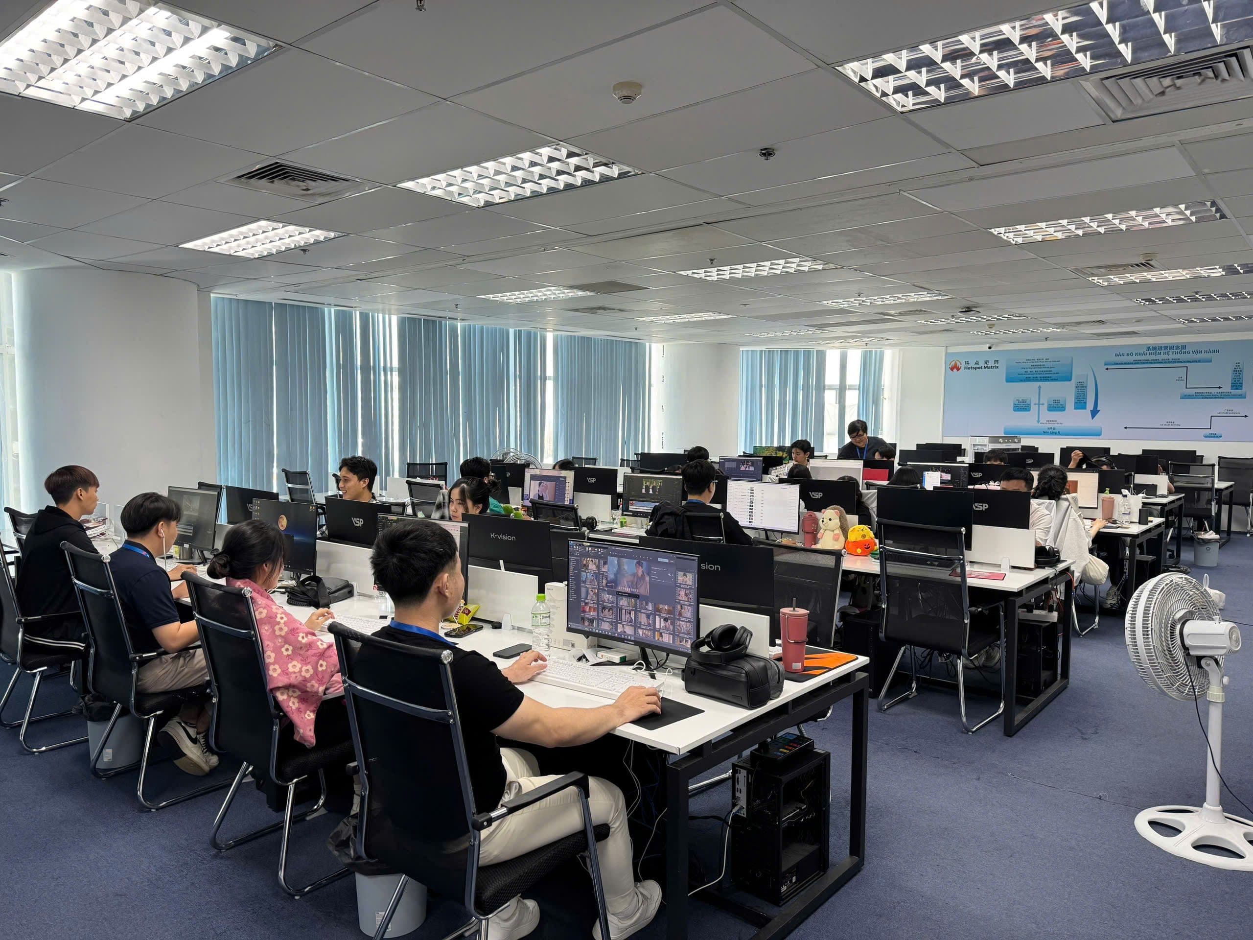 Hình ảnh nhân viên làm việc tại văn phòng