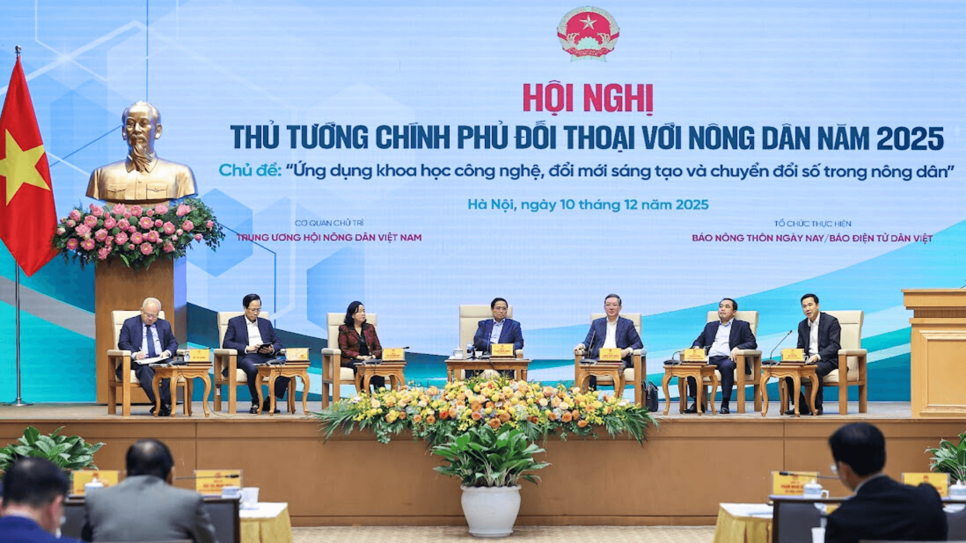 (Chú thích: Thủ tướng và đại diện lãnh đạo Đảng, các bộ, ngành đối thoại với nông dân - Ảnh: VGP/Nhật Bắc)