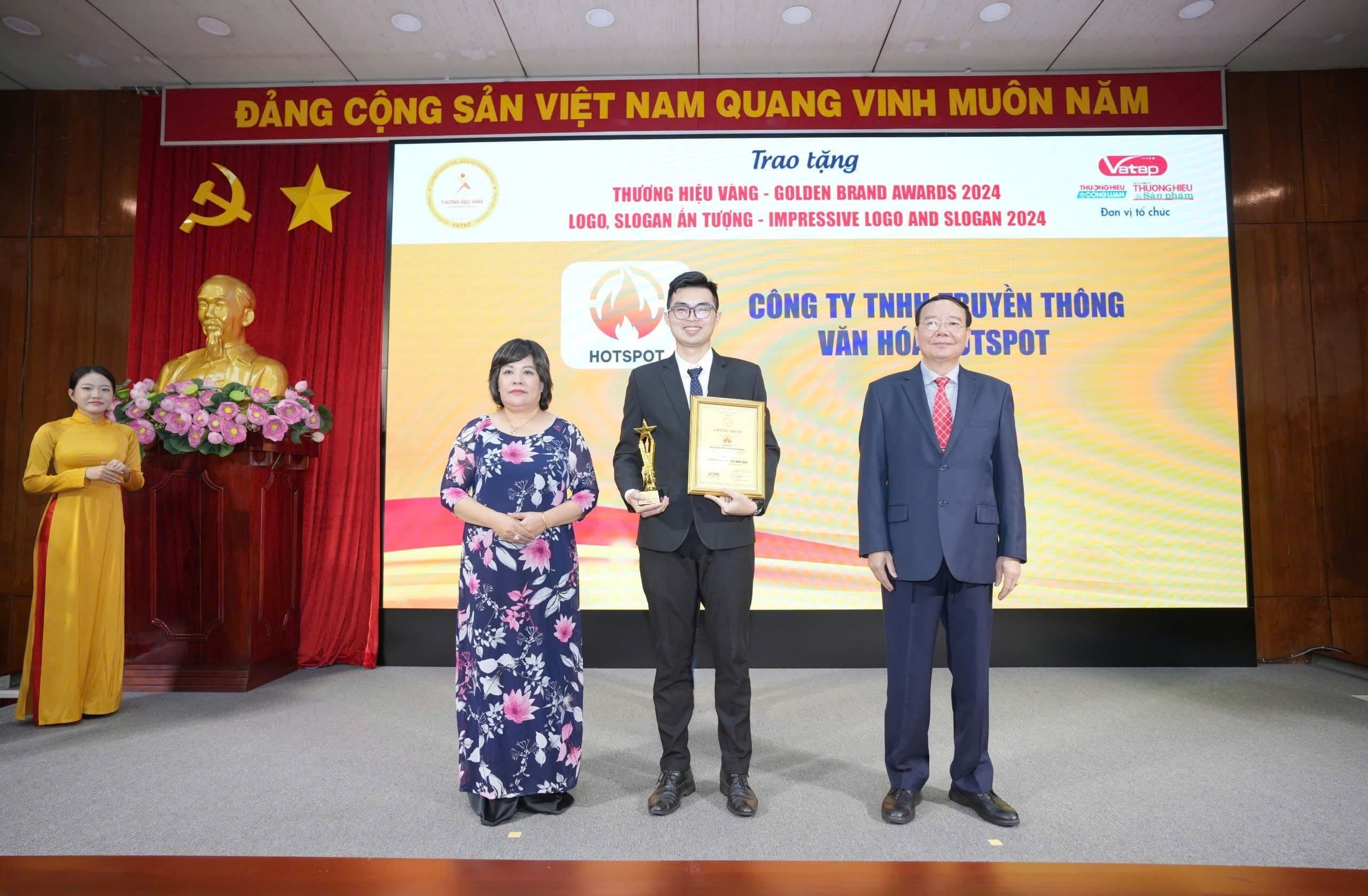 Deputy Director of the Department of Administration - Administration II - Government Office - Mr. Nguyen Van Cuong presented the award "Top 5 Vietnam Golden Brands 2024"
