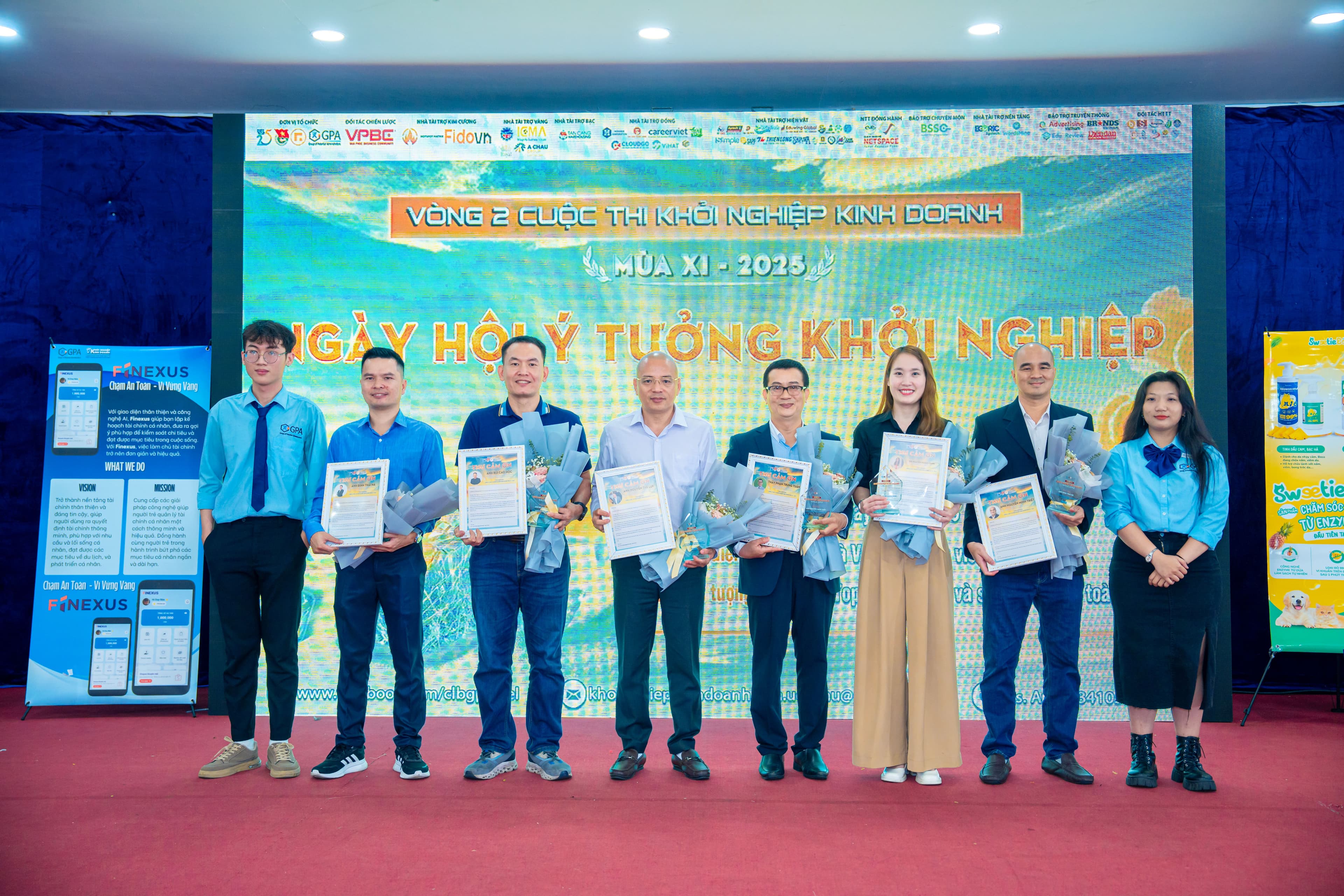 Các phần quà cảm ơn các giám khảo của chương trình
