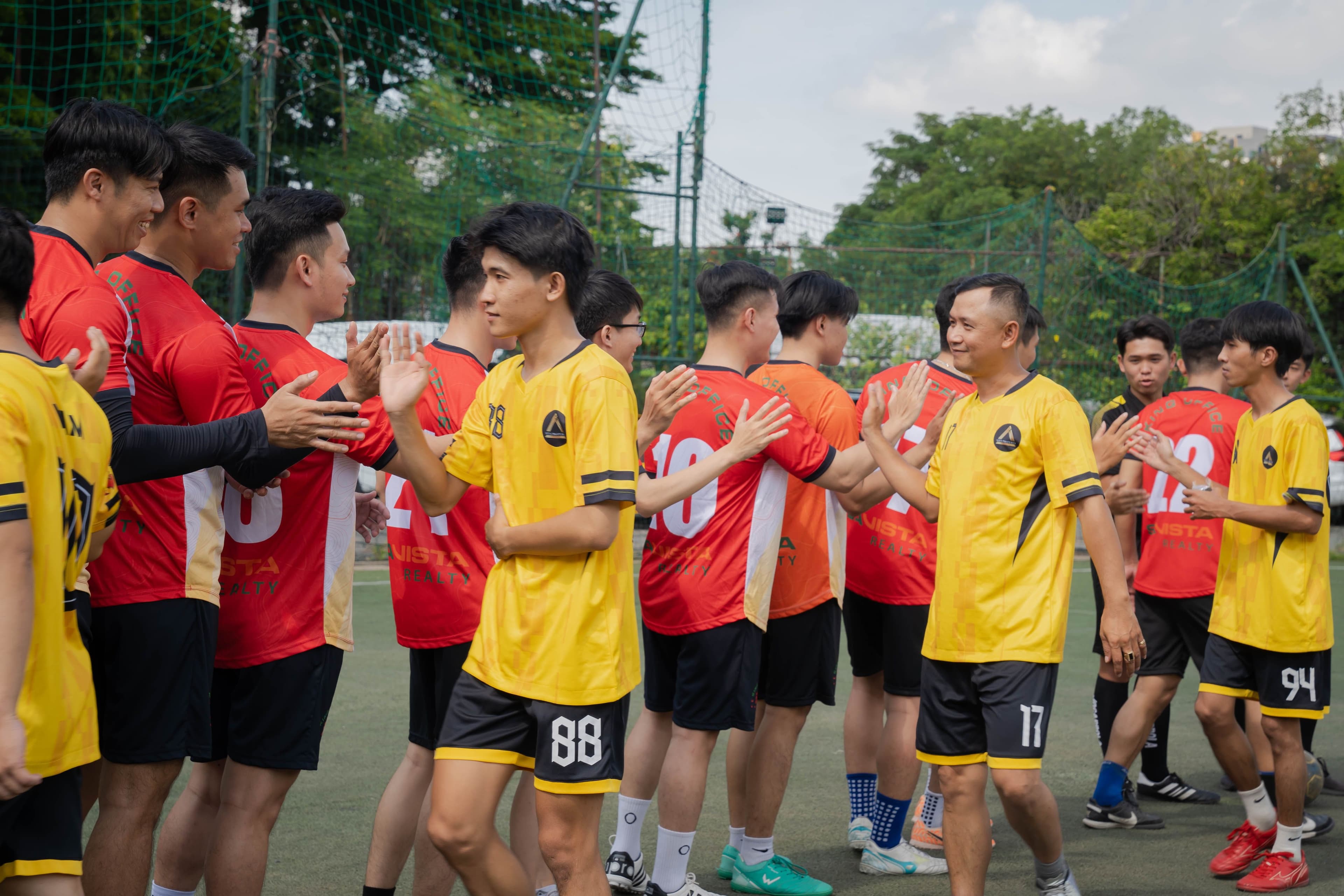 Hoạt động chào sân giữa FC Hotspot x Vita và FC King Office Savista