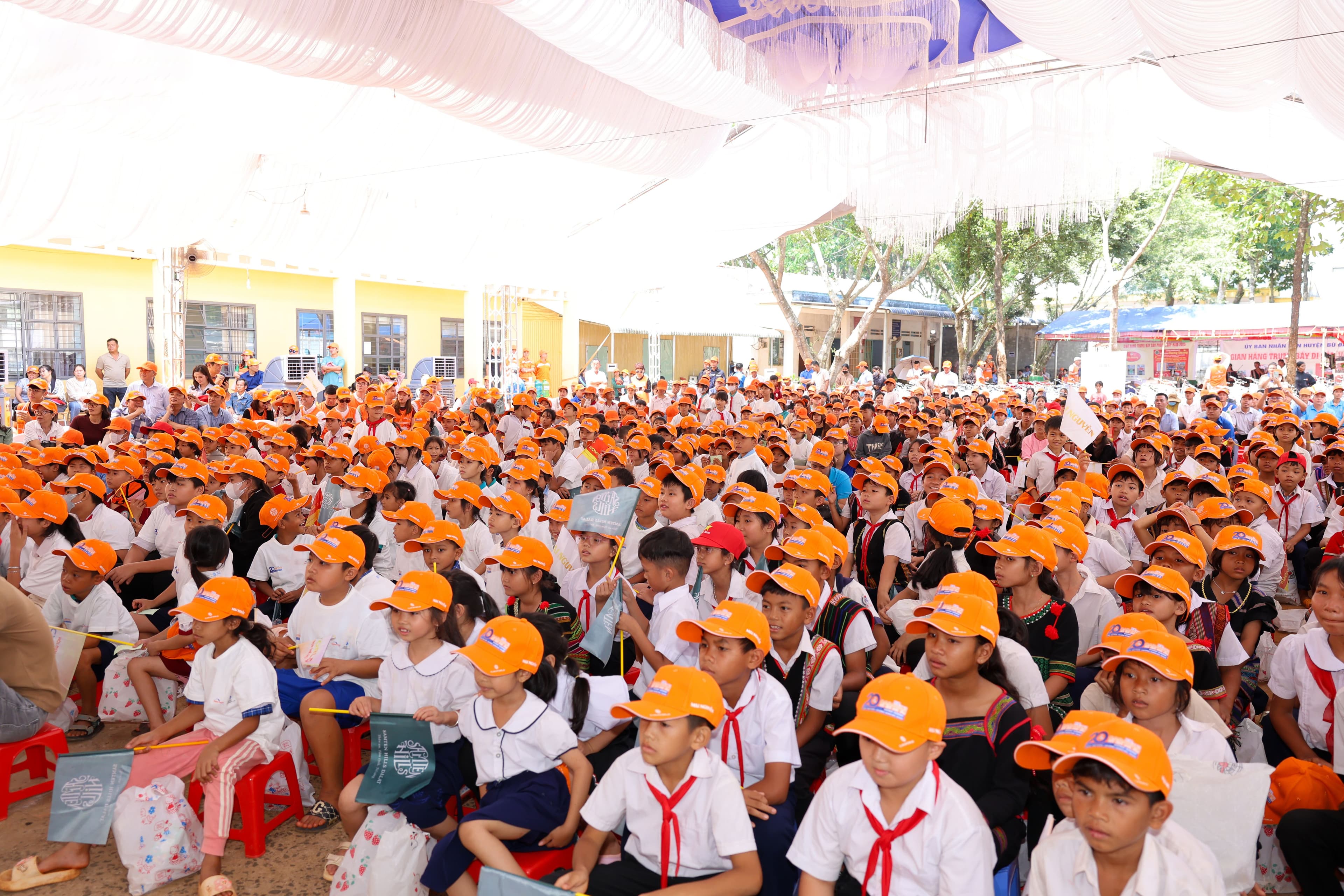 Chương trình trao tặng quà và học bổng cho học sinh tiểu học