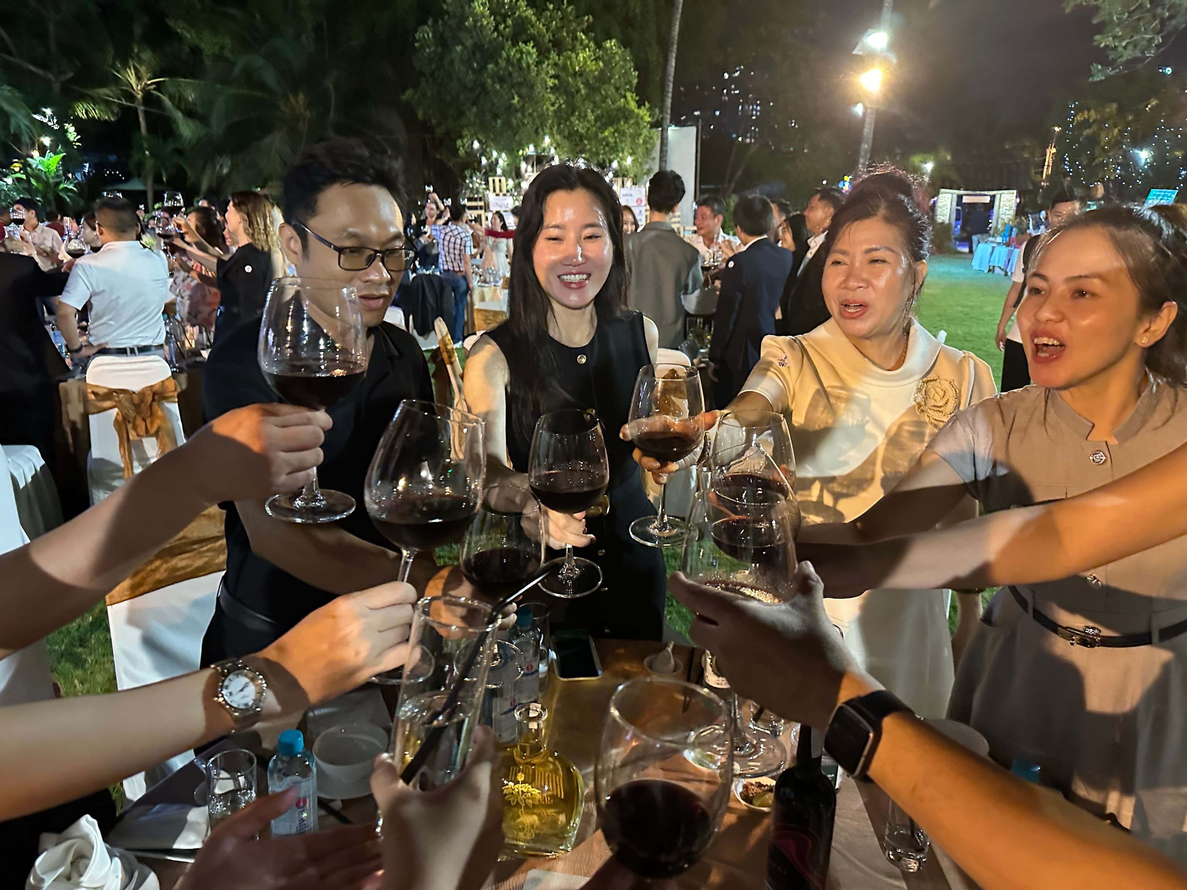 Members of the Entrepreneurs Club raise their glasses to the ceremony