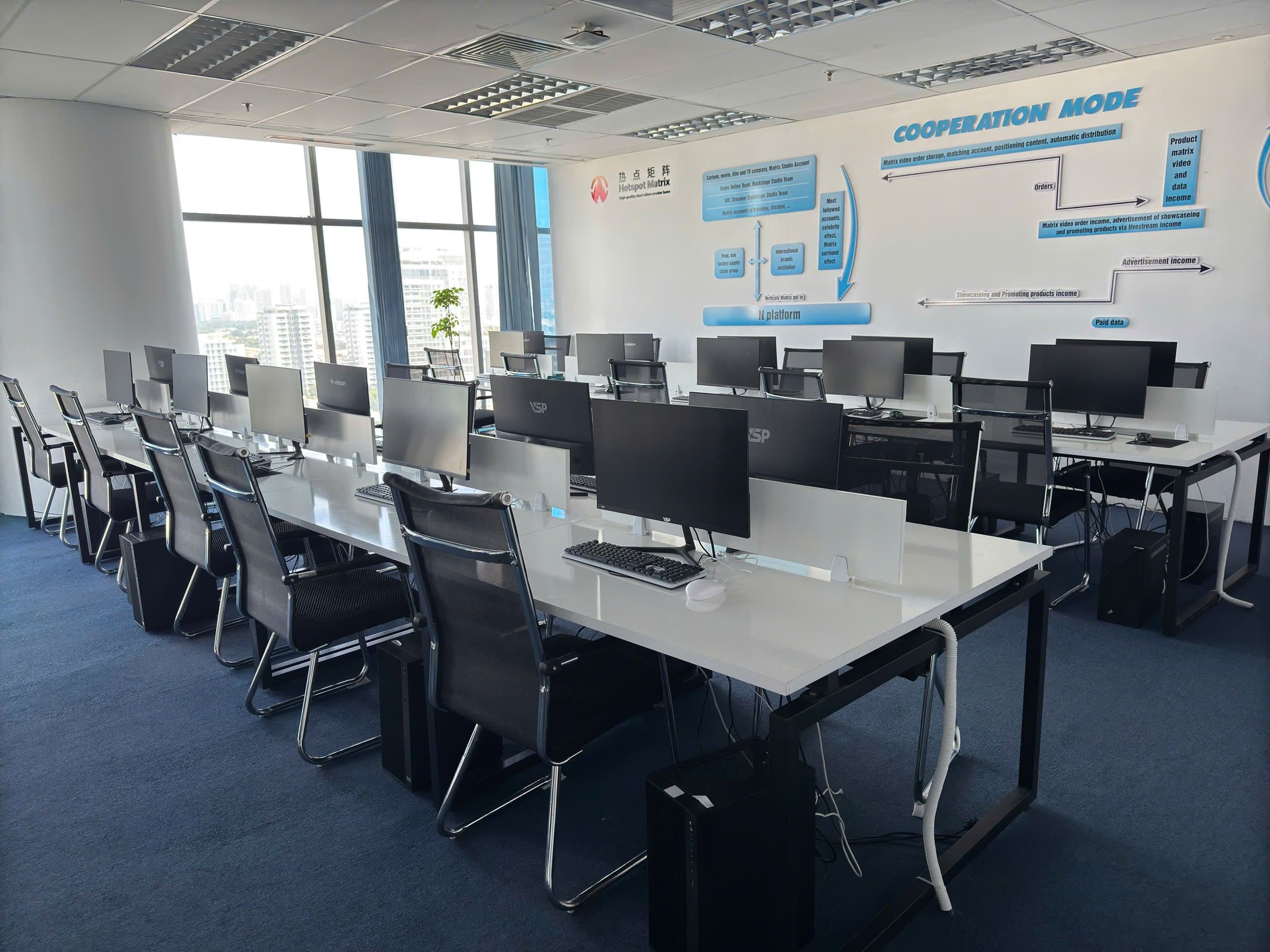 Dàn máy tính phục vụ cho học viên thực hành