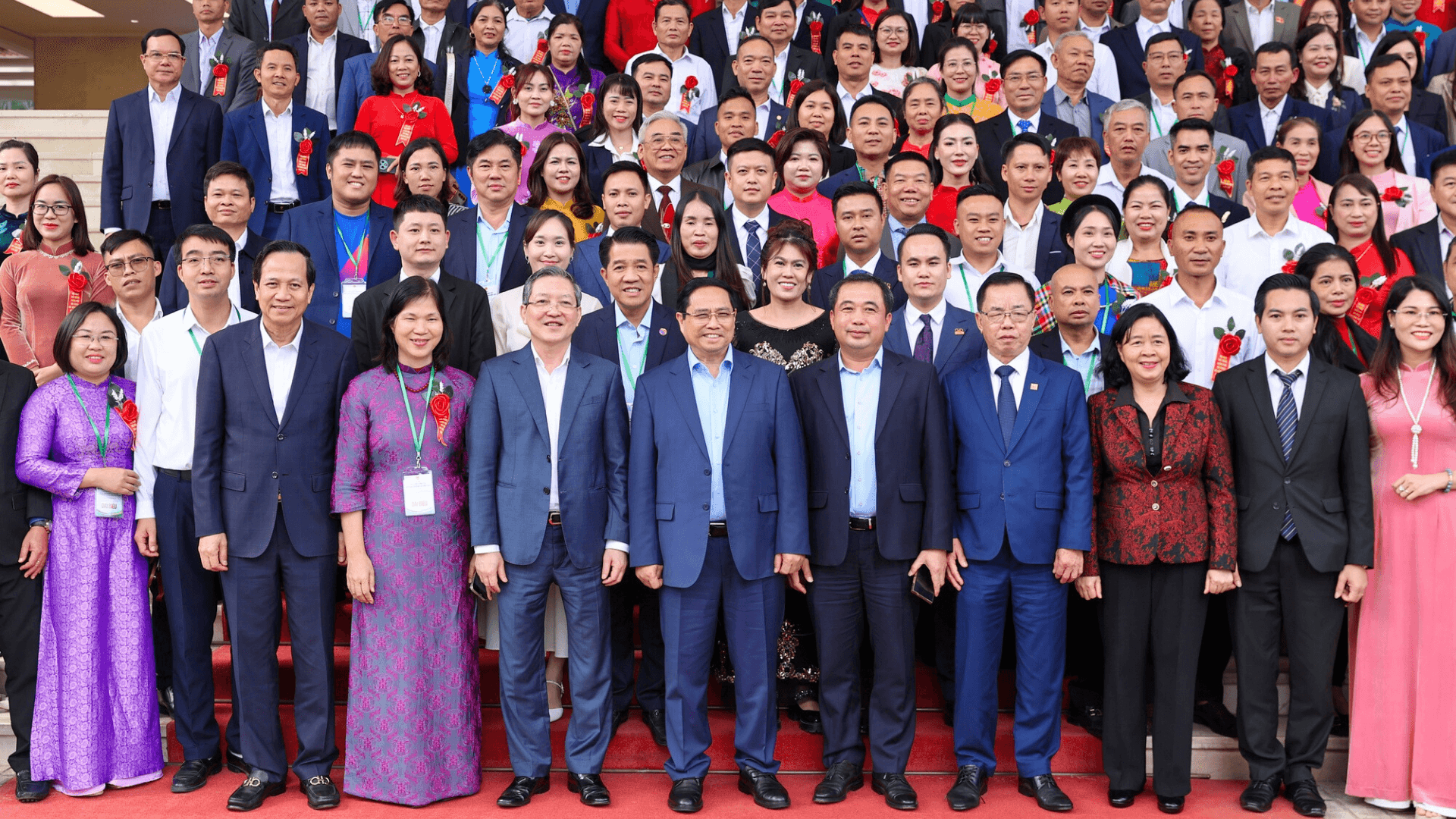 (Chú thích: Thủ tướng chụp ảnh lưu niệm cùng các đại biểu, trong đó có sự tham dự của Hotspot - Ảnh: VGP/Nhật Bắc)